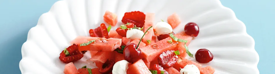 Roze fruitsalade met roomkaas
