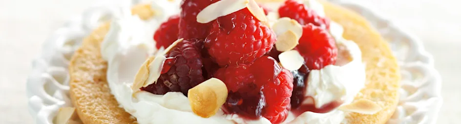 Roomkaastaartjes met frambozen en amandelen