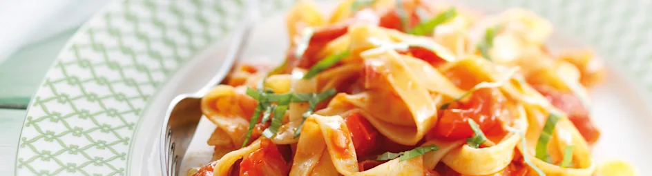 Tagliatelle met verse tomaat, spek en basilicum
