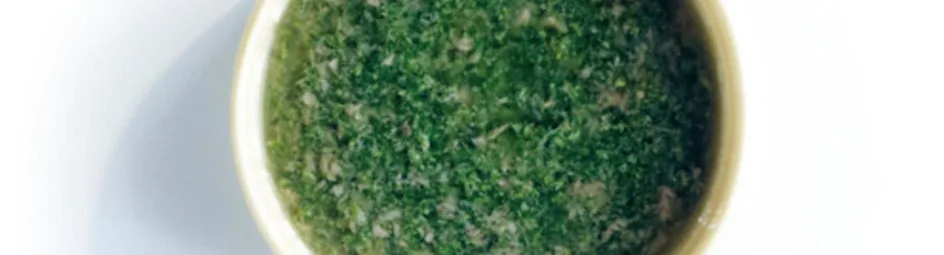 Groenekruidensaus met olijfolie, citroen en ansjovis