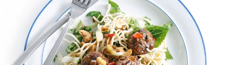 Noedelsalade met gehaktballetjes en cashewnoten