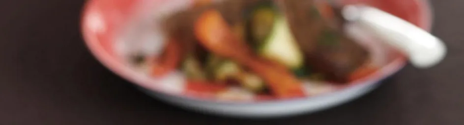 Churrasco met chimichurri en gegrilde groenten