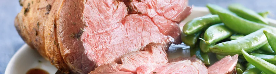 Lamsbout uit de oven met verse tuinkruiden