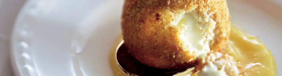 Krokante ijsbol met mangoroom