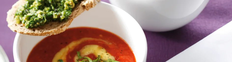 Tomaten-paprikasoep met spinazie-notencrostini
