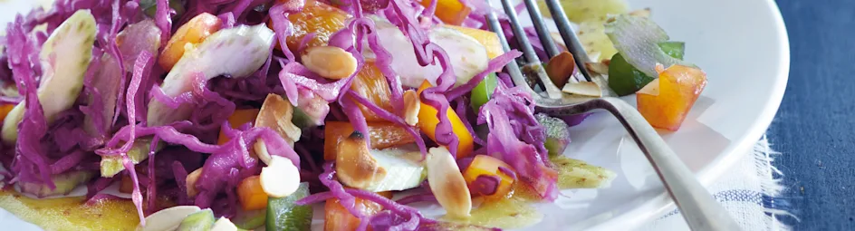 Rodekoolsalade met warme knoflookdressing