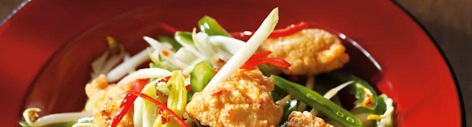 Oosterse salade met pikant gemarineerde vis