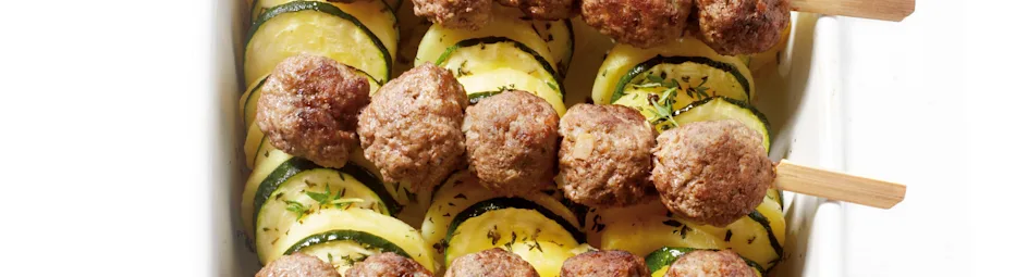 Aardappel-courgetteschotel met gehaktspiesjes