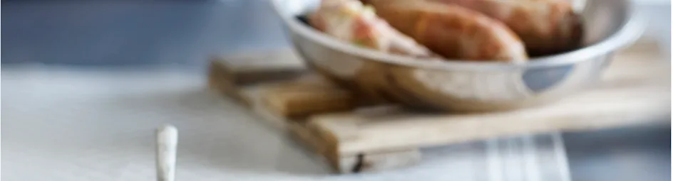 Varkensworstrolletjes met parmaham en salie