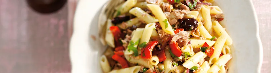 Penne met lichte saus van tonijn, zwarte olijven en rode paprika