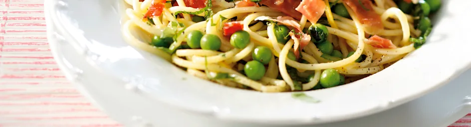 Spaghetti met munt, doperwten, peterselie, citroen en parmaham