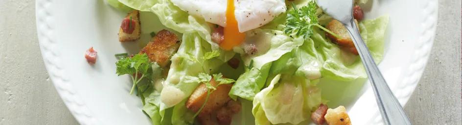 Kropsla met gepocheerd ei en spekjesdressing