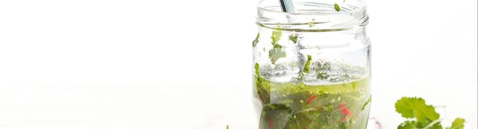 Frisse marinade met verse kruiden en rode peper