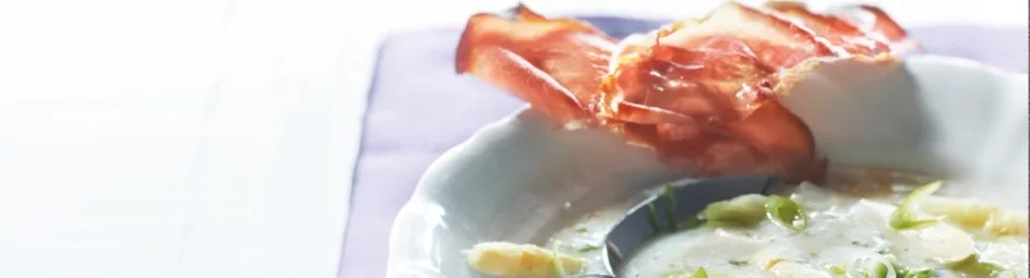 Aspergesoep met geroosterde rauwe ham