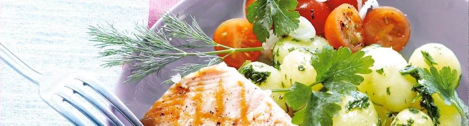Geroosterde zalm met nieuwe aardappelen en kruidensalsa