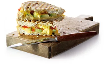 Tosti met avocado, mangochutney en oude kaas