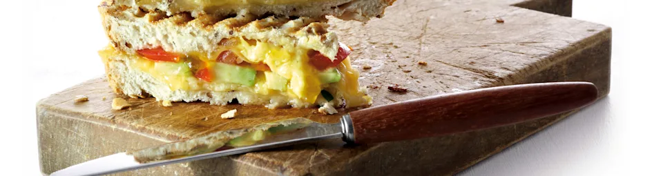 Tosti met avocado, mangochutney en oude kaas