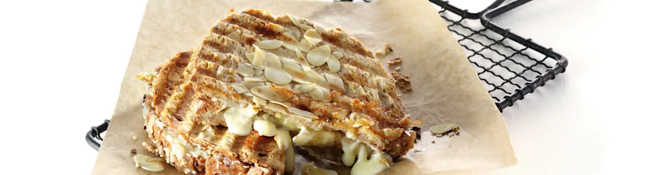 Tosti met witte chocolade, amandelen en banaan