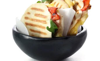 Pita tosti met kaas, parmaham en geroosterde paprika