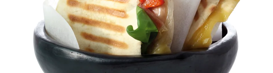 Pita tosti met kaas, parmaham en geroosterde paprika
