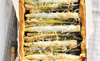 Bladerdeeg plaattaart met witte en groene asperges