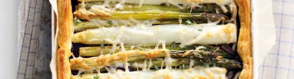 Bladerdeeg plaattaart met witte en groene asperges