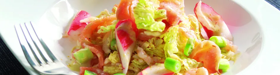 Chinese koolsalade met zalm en garnalen