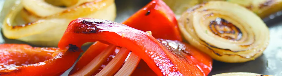 Aan tafel gegrilde groenten