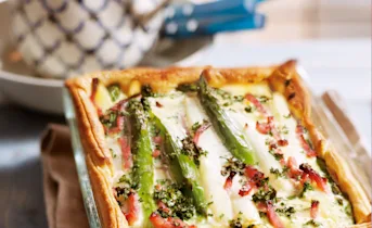 Bladerdeegtaart met asperges en ham