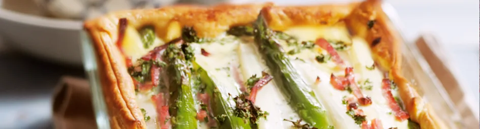 Bladerdeegtaart met asperges en ham
