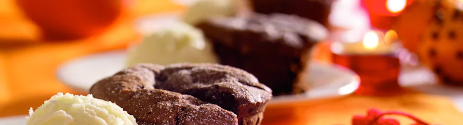 Chocoladecakejes met zachte vulling en ijs