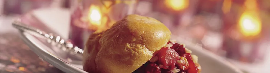 Zoete soezen gevuld met cranberry-rozijnen compote en hazelnoten