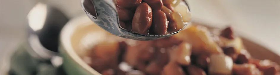 Bruine bonen met spek en appelmoes