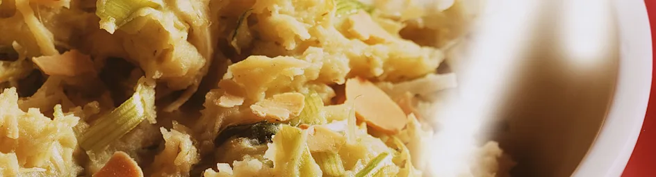 Aardappelknoflookpuree met pesto, prei en kaas