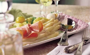 Asperges met gewelde boter, gekookte ham en eieren
