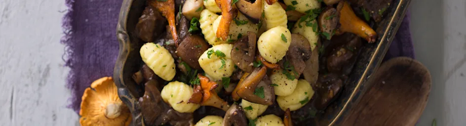 Gnocchi met stoofvlees en paddenstoelen