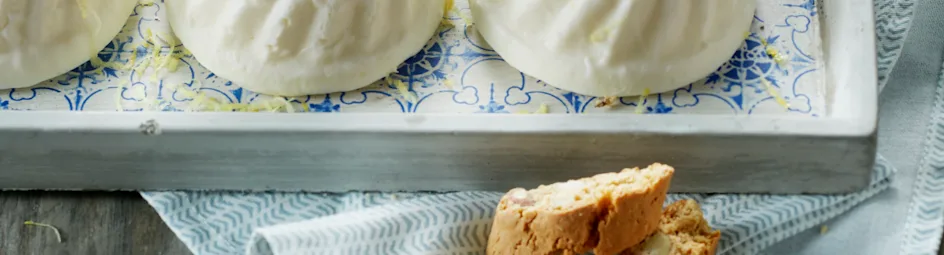 Semifreddo van roomyoghurt met citroen, honing en gember