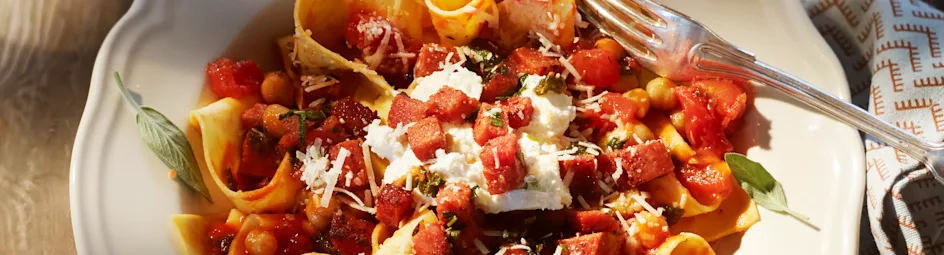 Lasagnette met kikkererwten, salami en salie