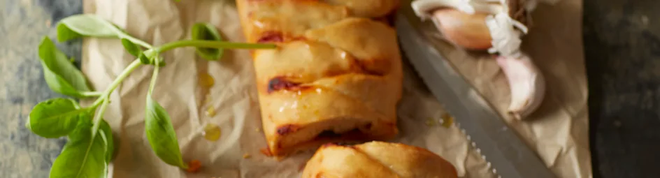 Gevlochten pizza met salami en gegrilde paprika