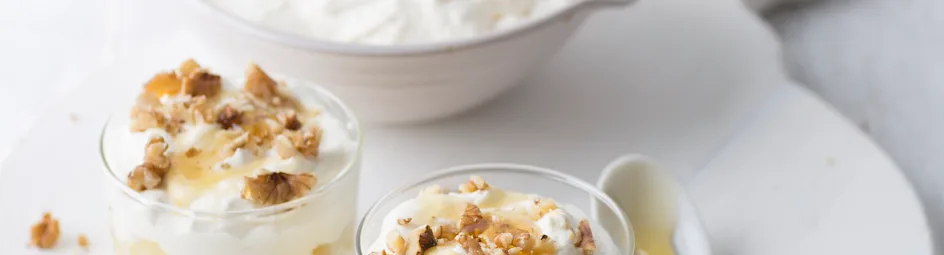 Ricotta-mousse met gepocheerde peer en walnoten