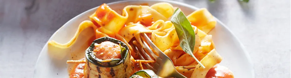 Courgetterolletjes met zalm en salie in tomatensaus