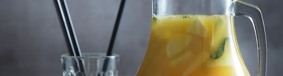 Groene-theedrank met peer en salie