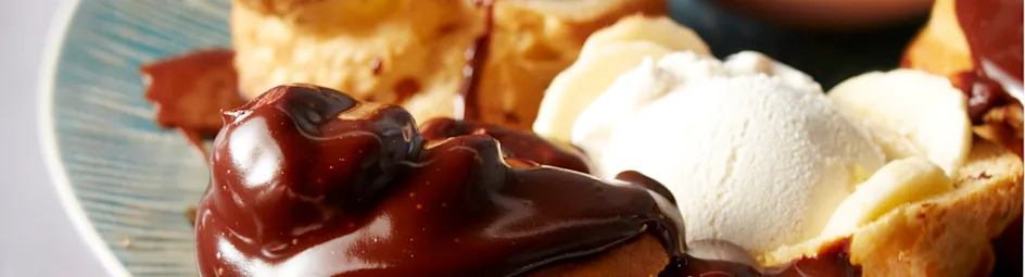 Bananensoes met warme chocosaus