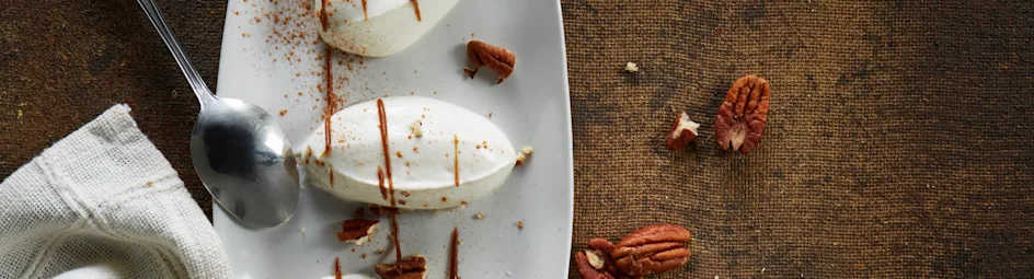 Hangop met kaneel en toffeesaus