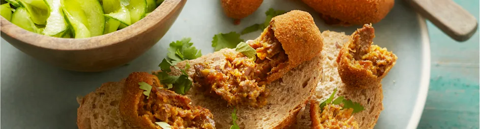 Rendang kroketjes met zoetzure komkommer