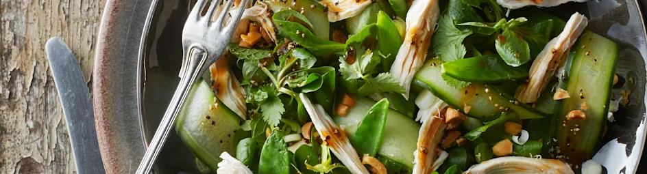 Vietnamese salade met gepocheerde kip
