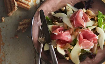 Perensalade met parmaham en notendressing