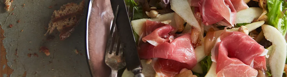 Perensalade met parmaham en notendressing
