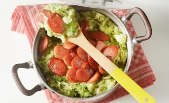 Broccolistamppot met gebakken rookworst