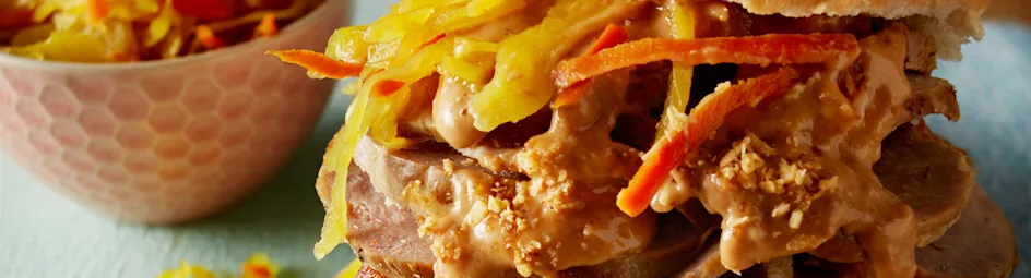 Broodje warm vlees met pindasaus